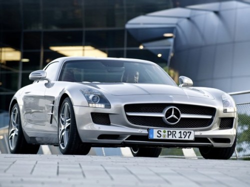 2011-Mercedes-Benz-SLS-AMG-Gullwing-Front-Angle-View-588x441